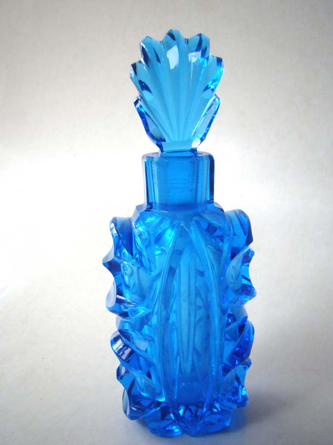 A beautiful Victorian cut glass perfume bottle circa 1890-1910